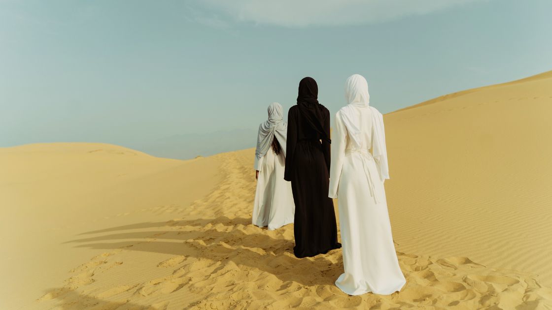 femmes qui portent une abaya traditionnelle dans le désert